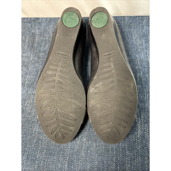 Nurture Canary Size 7.5 Leather black and gray wedges with silver buckles - Picture 14 of 14